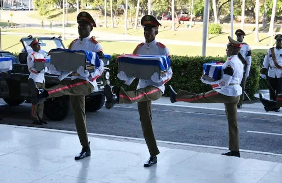 32 militares cubanos