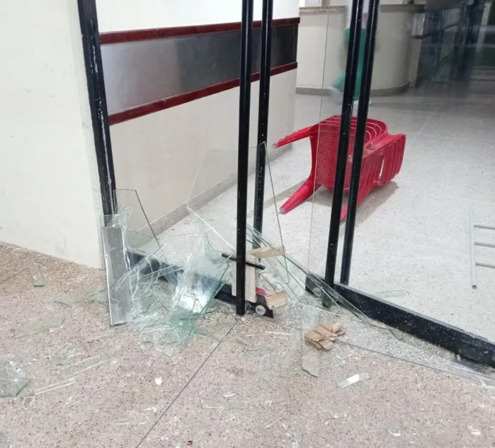 Cpbez arrestó a un sujeto que causó destrozo en un centro médico