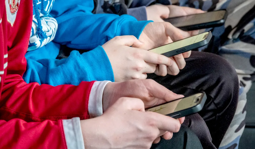 España planea prohibir las redes sociales a los menores de 16 años