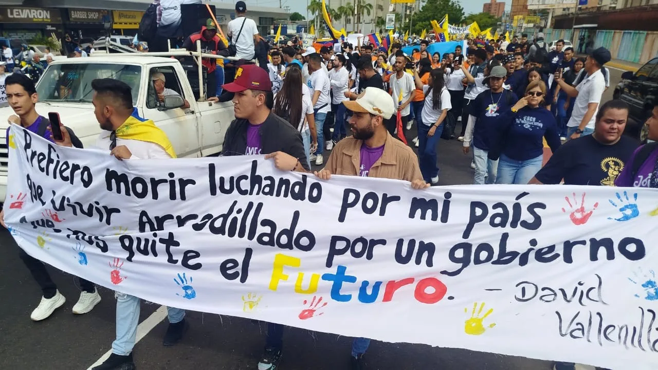 Estudiantes de LUZ celebraron el Día de la Juventud con una marcha