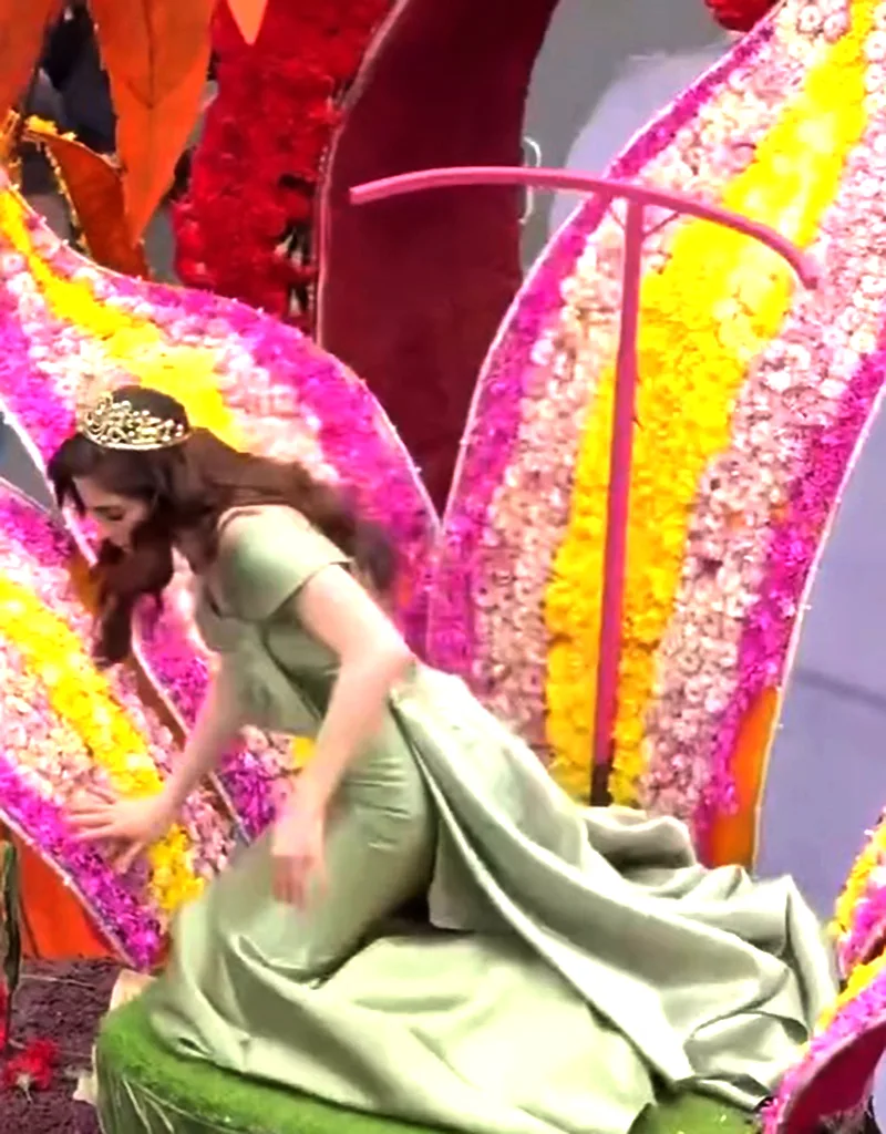 Fátima Bosch se desploma en un desfile en Ecuador 4 r