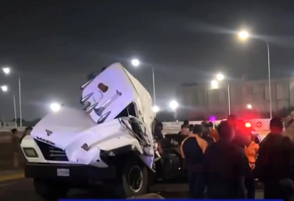 Gandola cargada de tubos volcó en Maracaibo