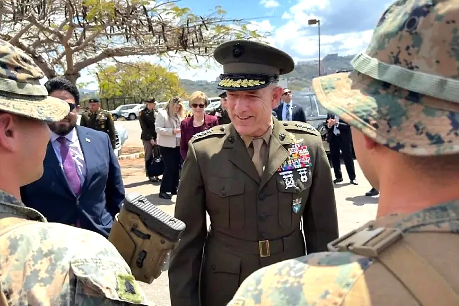 Jefe del Comando Sur de EE.UU. llega por sorpresa a Caracas 