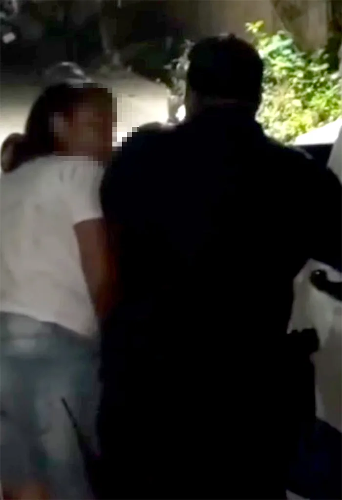 ¡No me arrepiento!.: Así responde mujer a policías al ser arrestada por trato cruel a sus hijos