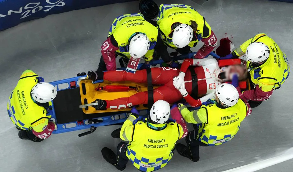 Patinadora sufre fuerte cortada facial en los Juegos Olímpicos de Invierno 2026