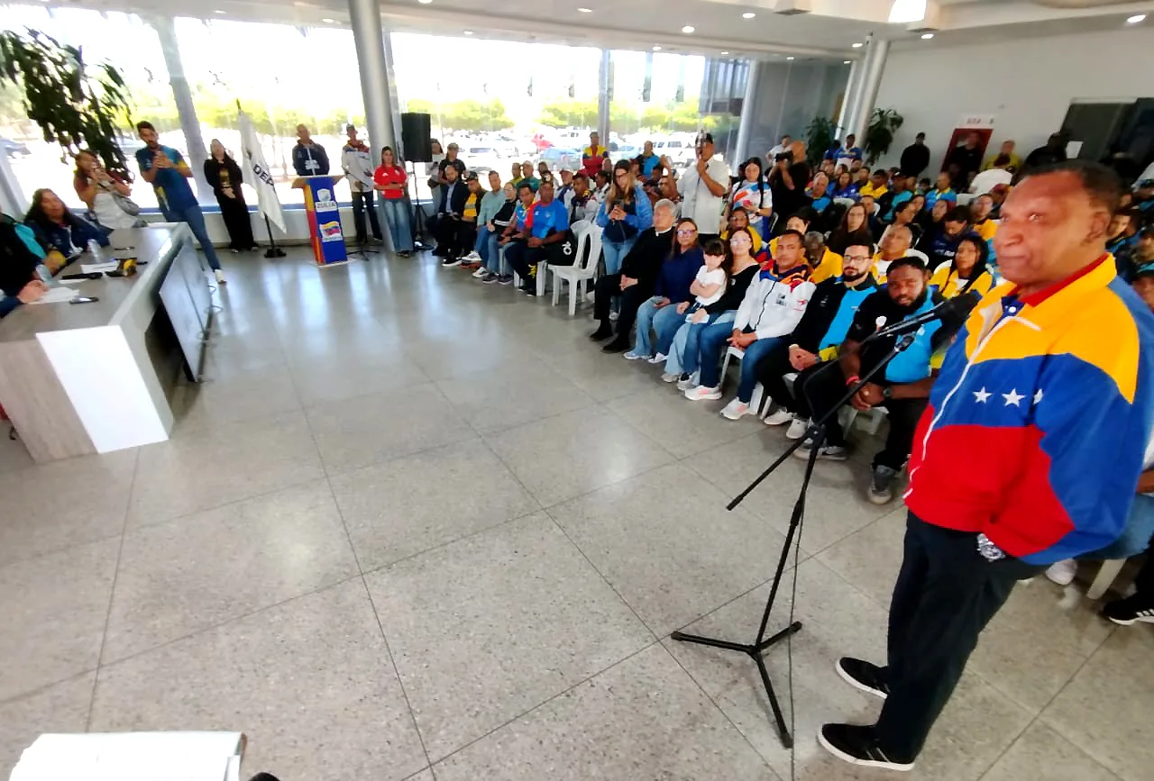 El Campeón Lino Conell, en representación de las Glorias deportivas