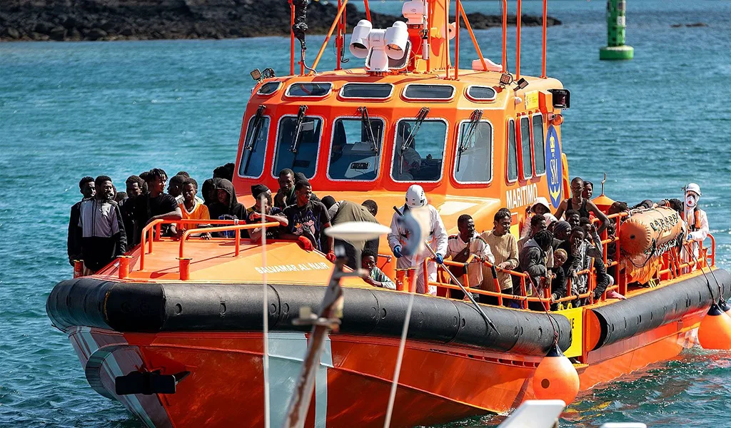 Rescatan a 127 migrantes que viajaban a España
