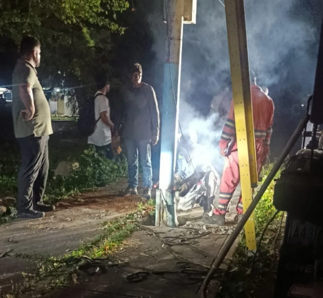 Un incidente registrado a las 4:30 de la tarde de este domingo 8 de febrero de 2026 mantuvo en alerta a los habitantes del sector Rancho Grande, luego de que dos postes del tendido eléctrico se desplomaran repentinamente.