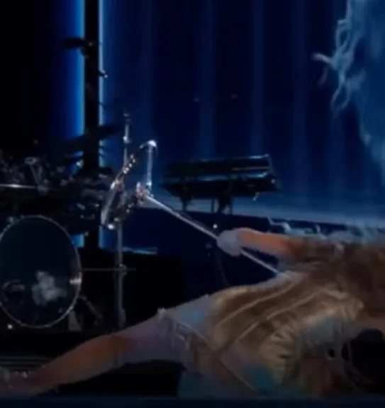 Shakira sufre resbalón y caída en escenario de El Salvador (Video)