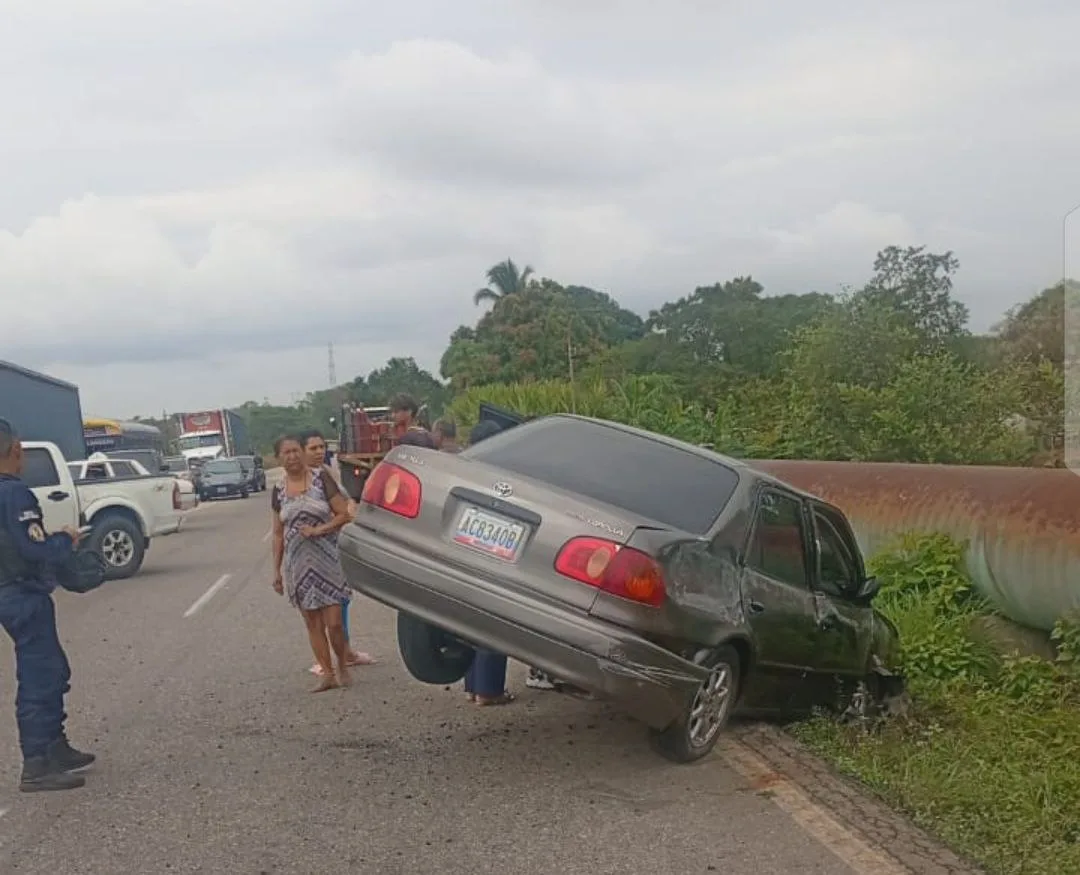 Un triple choque en la carretera Lara-Zulia, a la altura del sector Plan Bonito de la parroquia Dr. Raúl Cuenca del municipio Valmore Rodríguez del estado Zulia, dejó como saldo una persona herida.
