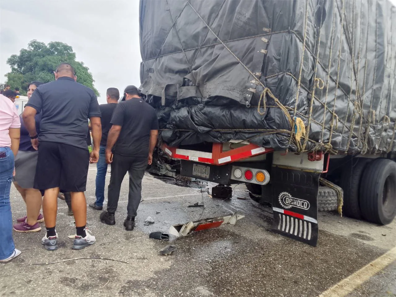 Un triple choque en la carretera Lara-Zulia, a la altura del sector Plan Bonito de la parroquia Dr. Raúl Cuenca del municipio Valmore Rodríguez del estado Zulia, dejó como saldo una persona herida.