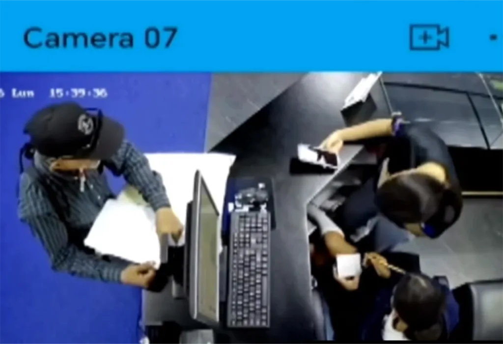 Adulto mayor queda grabado cuando hurtaba un teléfono celular