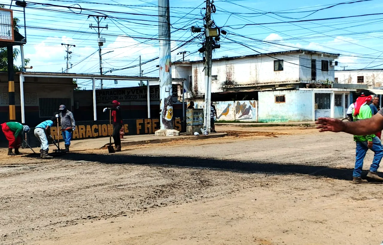 Asfaltado en la urbanización Miraflores