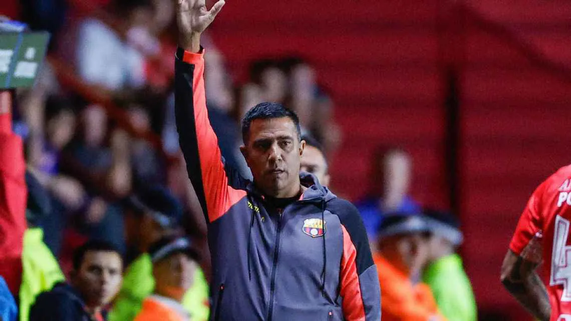 Conmebol abre expediente contra César Farías y el Barcelona SC 