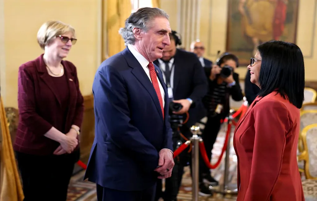 Delcy Rodríguez y Doug Burgum