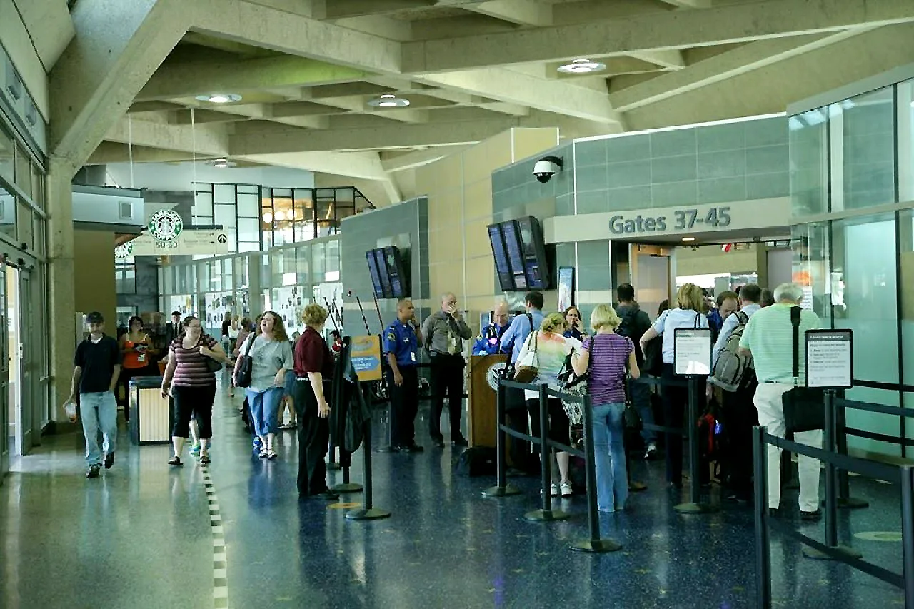 Evacuan aeropuerto de Kansas City por una amenaza de seguridad