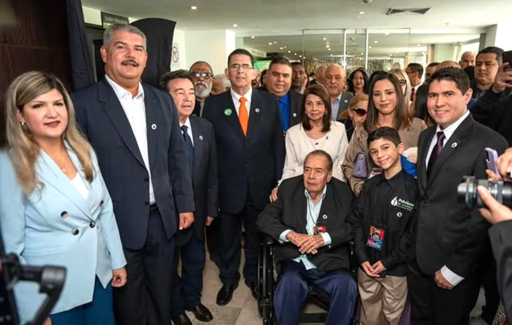 Expo Internacional de Petróleo, Industria y Comercio 1 r