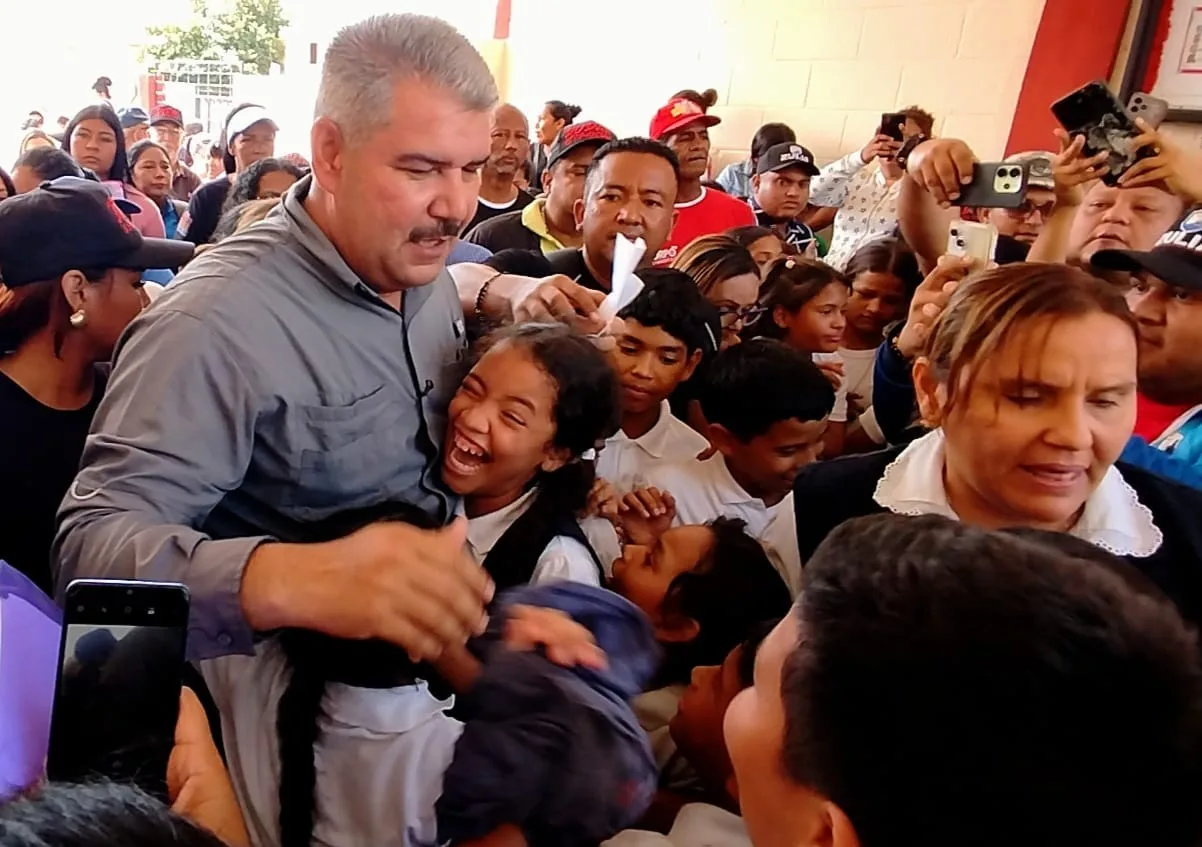 Gobernador rehabilita y dota escuelas en la parroquia Coquivacoa
