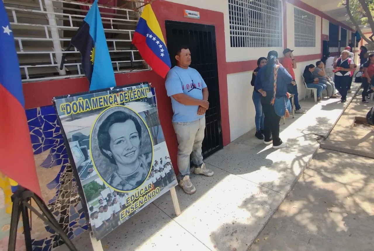 Gobernador rehabilita y dota escuelas en la parroquia Coquivacoa