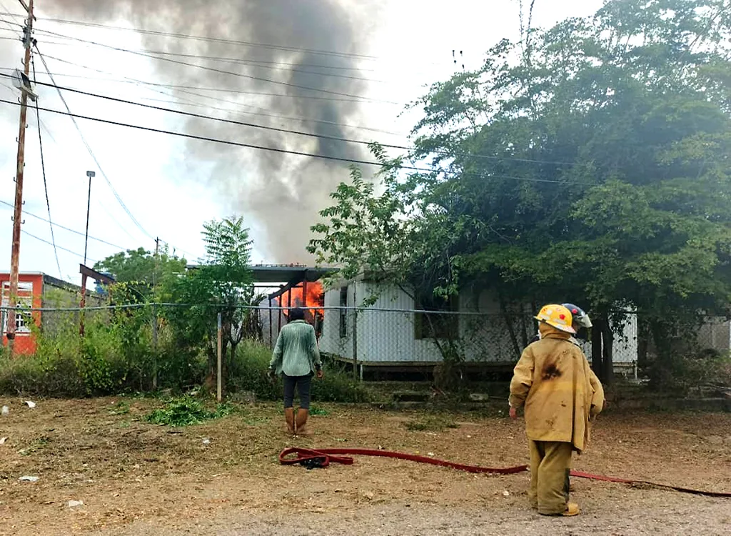 Incendio consume vivienda tipo tráiler 