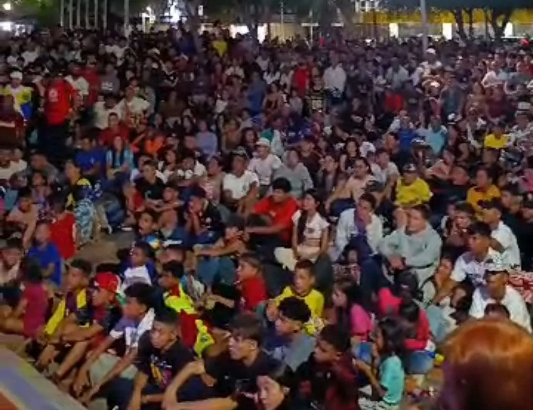 Lagunillas se viste de tricolor: Cientos de fanáticos desbordan la plaza Bolívar por la final del Clásico Mundial de Beisbol