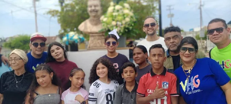 “Él (Luis Escaray) siempre decía en cada presentación: la orquídea más grande e importante es el aplauso del pueblo, brindémosle un fuerte aplauso al auténtico, al guarachero, al bolerista, al gaitero”, detalló Tony. 