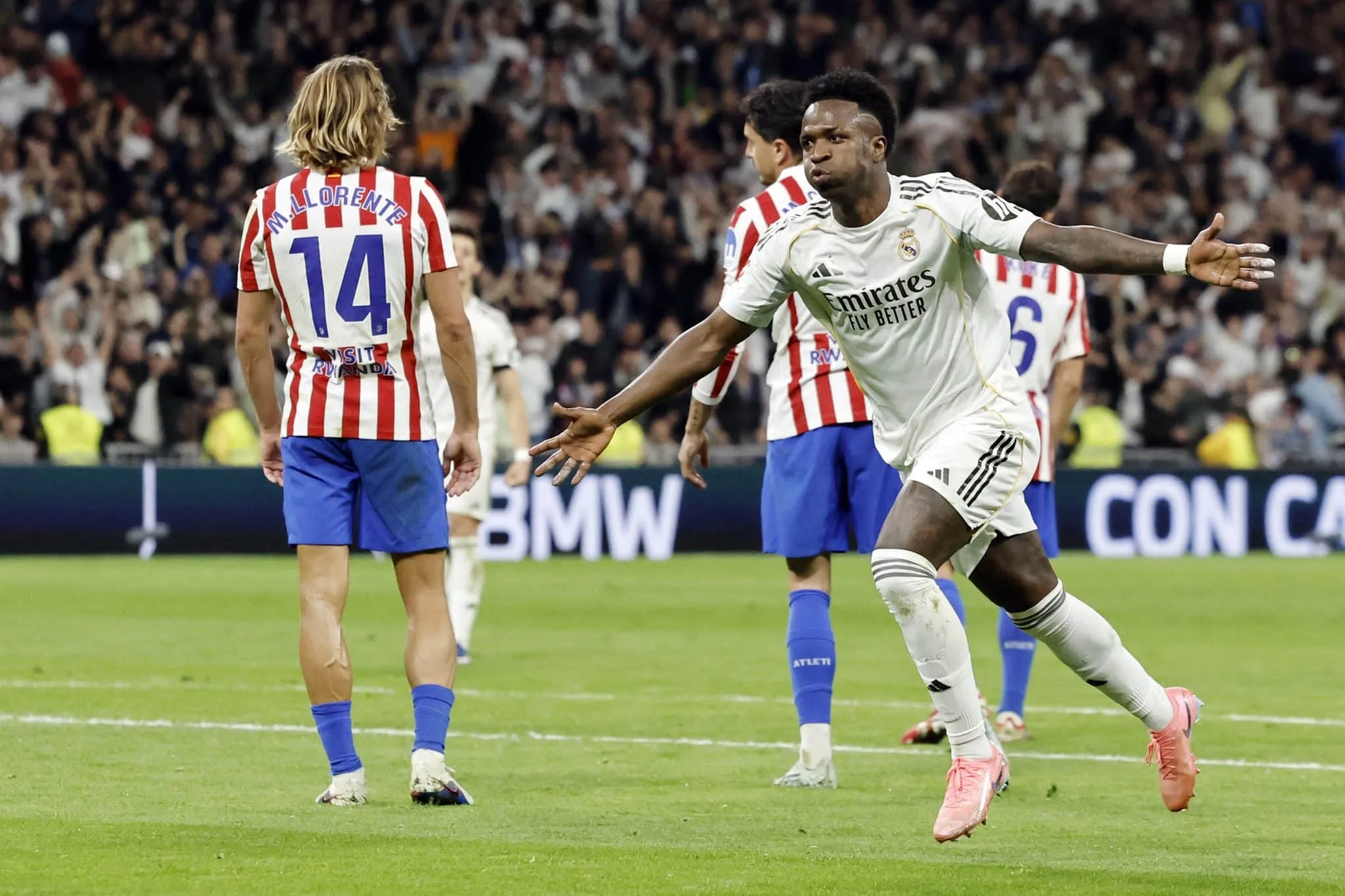 Real Madrid conquista el derbi y mantiene el pulso por LaLiga