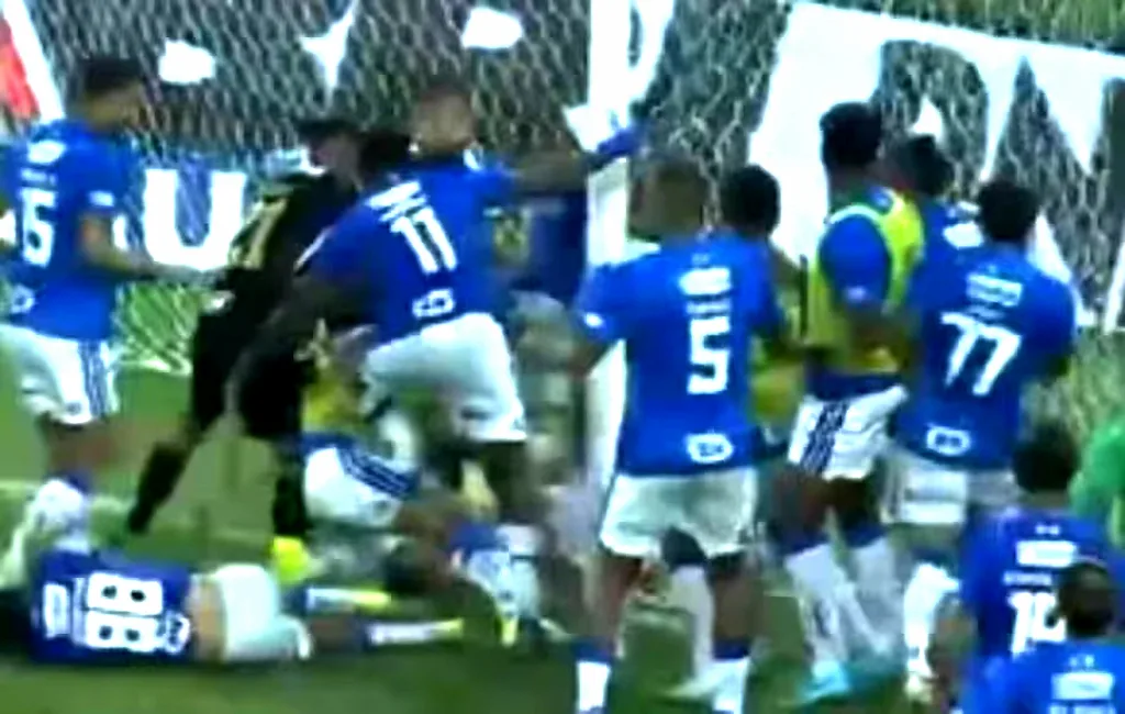 Pelea en la final entre Cruzeiro y Atlético Mineiro 