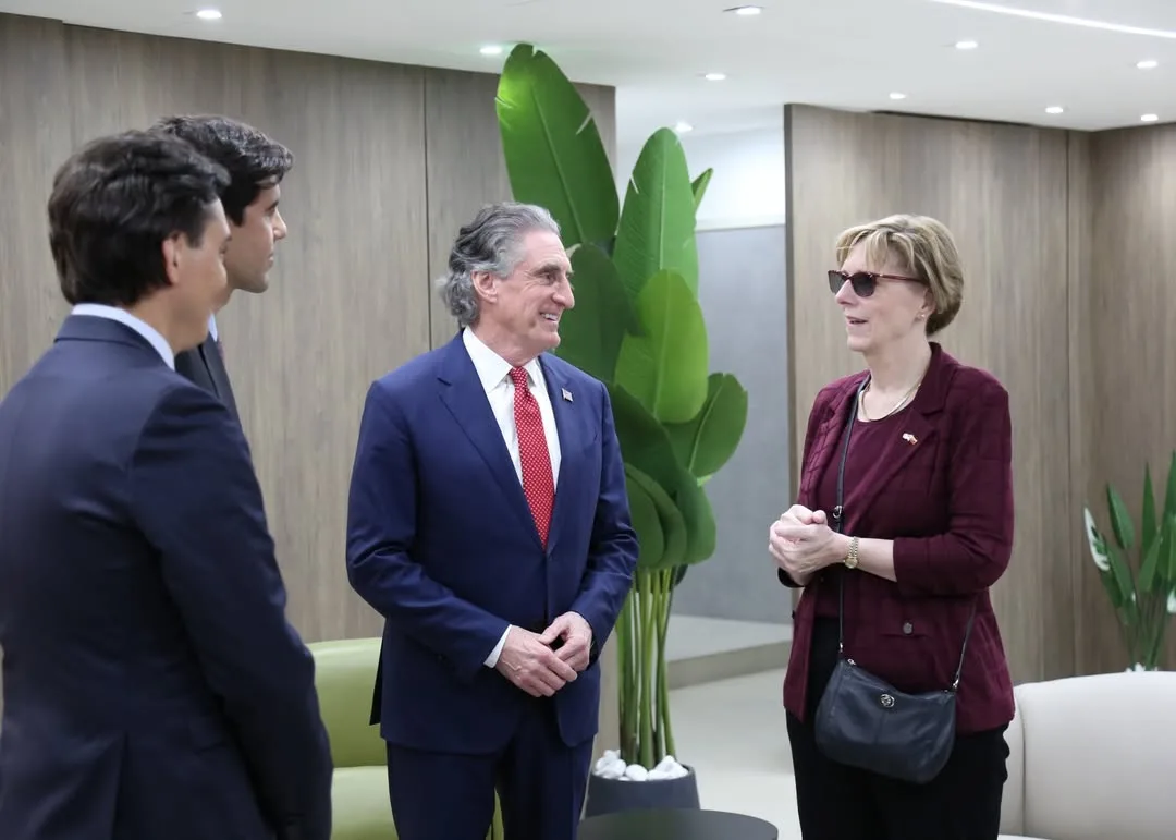 Secretario del Interior de EE. UU. Doug Burgum arriba a Venezuela