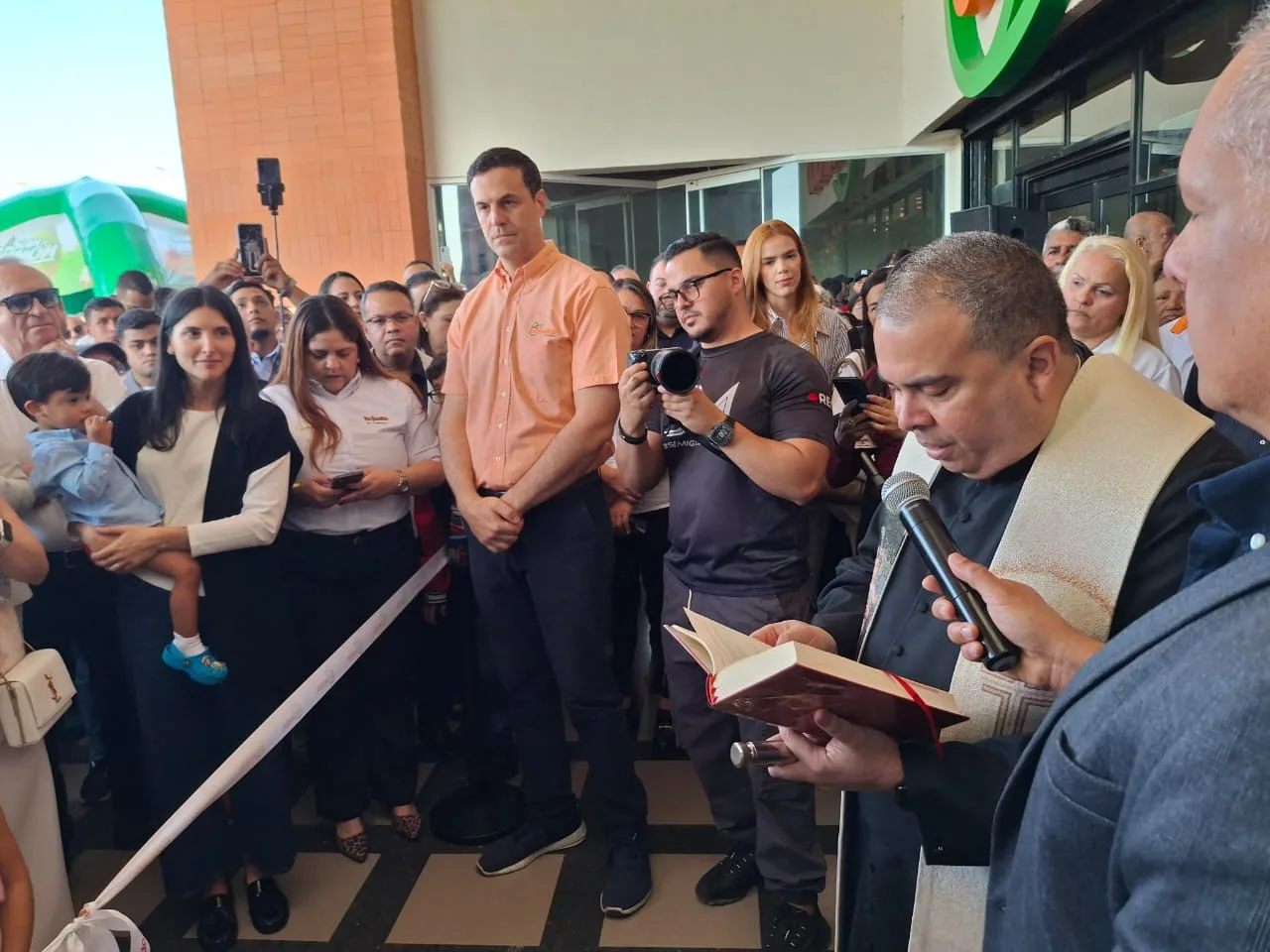 De Candido reinaugura su sucursal en Cabimas