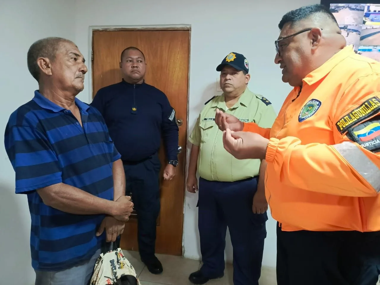 funcionarios PoliLagunillas sancionaron este martes 31 de marzo de 2026 al ciudadano Luis García Espinoza, tras ser sorprendido arrojando basura en plena vía pública.