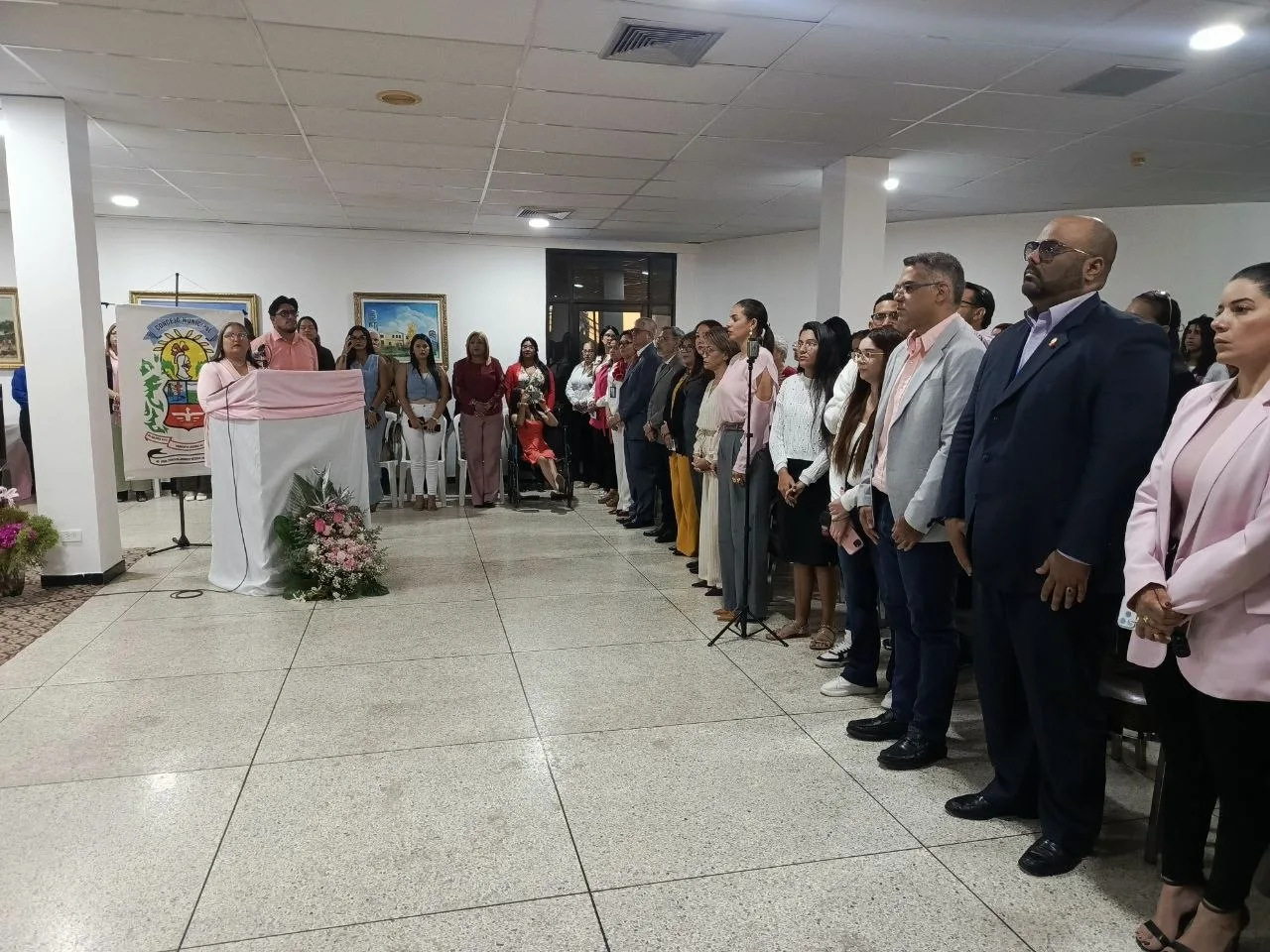 Durante el evento, Margarita de Mosquera recibió un merecido reconocimiento por su ardua lucha a favor de la mujer lagunillense, de manos del alcalde José Mosquera, en compañía de los concejales asistentes.