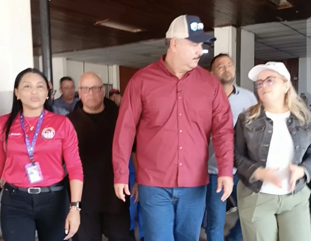 El gobernador estado Zulia, Luis Caldera, visitó este martes tres de marzo de 2026 el Hospital Pedro García Clara del municipio de Lagunillas para entregar de manera formal un total de ocho máquinas de hemodiálisis para la Unidad Bolivariana de Diálisis de este recinto de salud.