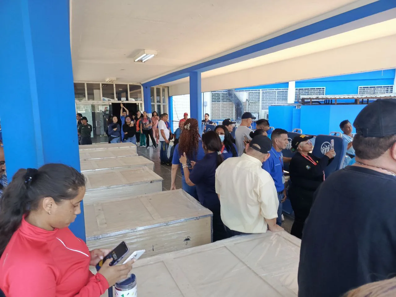 El gobernador estado Zulia, Luis Caldera, visitó este martes tres de marzo de 2026 el Hospital Pedro García Clara del municipio de Lagunillas para entregar de manera formal un total de ocho máquinas de hemodiálisis para la Unidad Bolivariana de Diálisis de este recinto de salud.