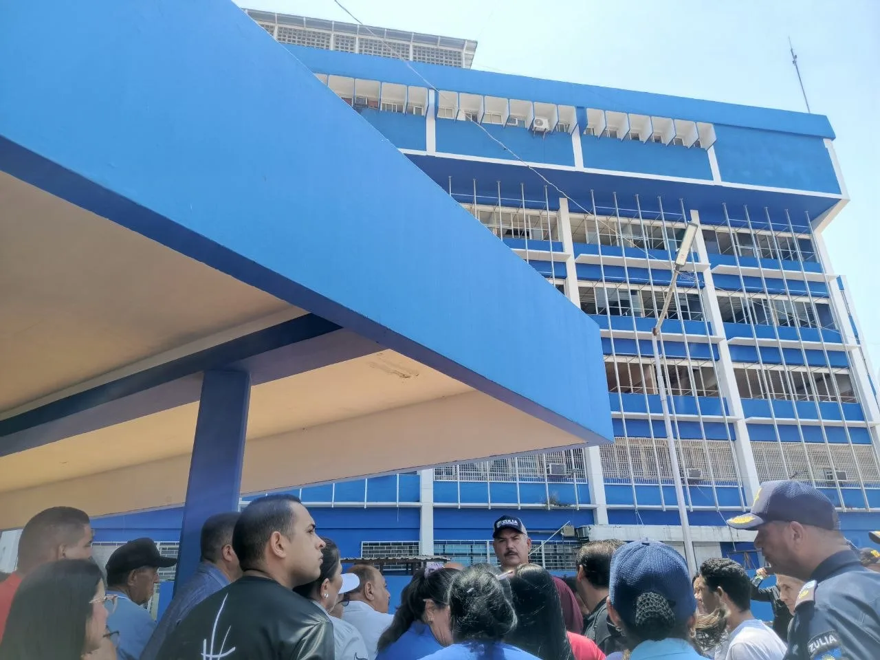 El gobernador estado Zulia, Luis Caldera, visitó este martes tres de marzo de 2026 el Hospital Pedro García Clara del municipio de Lagunillas para entregar de manera formal un total de ocho máquinas de hemodiálisis para la Unidad Bolivariana de Diálisis de este recinto de salud.