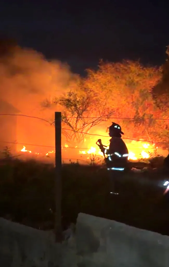 Bomberos de Cabimas incendio de vegetación 4 T