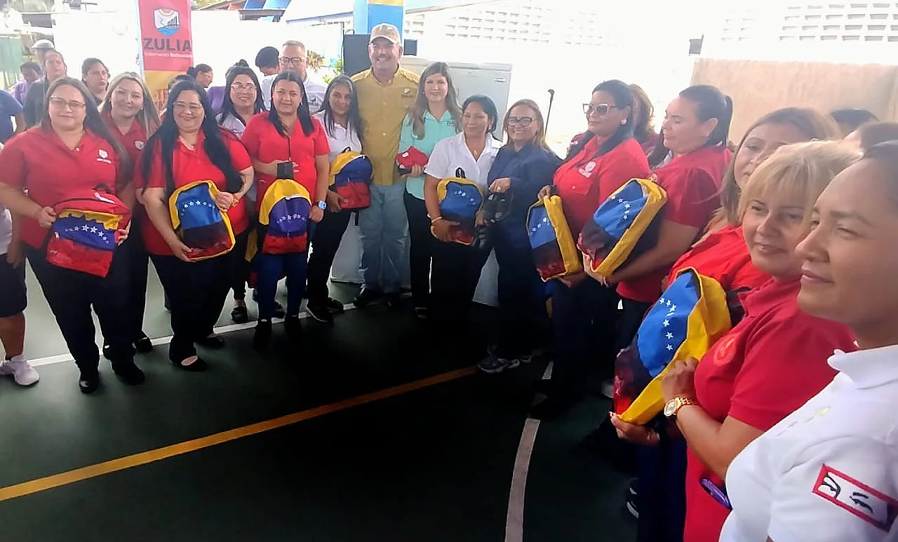 Con esta entrega se busca optimizar las condiciones pedagógicas y nutricionales de 2.598 niños y niñas que son atendidos en los 2 3 CEI instalados en el territorio zuliano, informó la primera dama y presidenta de la Fundación Niño Zuliano, López de Caldera.