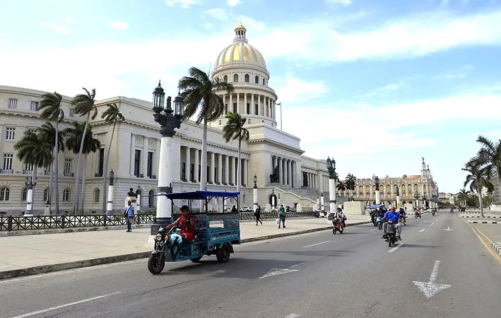 Los triciclos eléctricos en La Habana