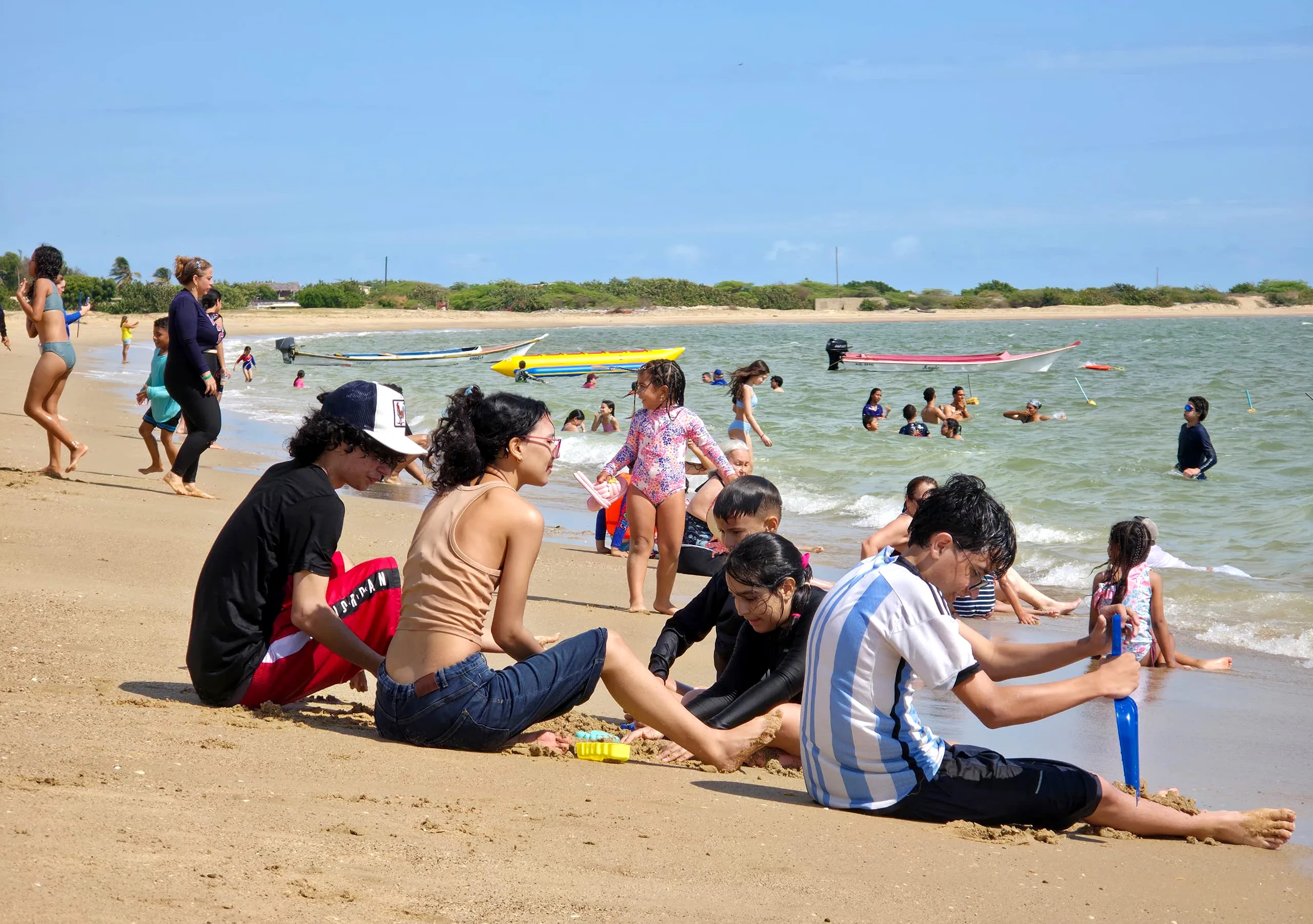 Miles de temporadistas colman playas de la Península San Carlos