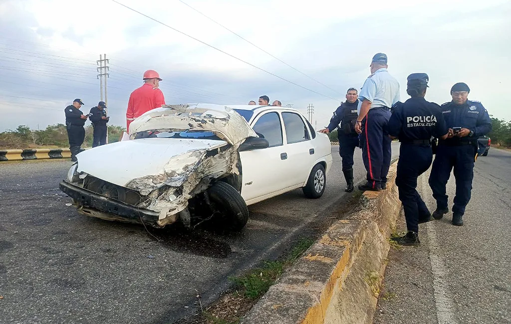 Mujer pierde el control de su auto y choca contra una camioneta