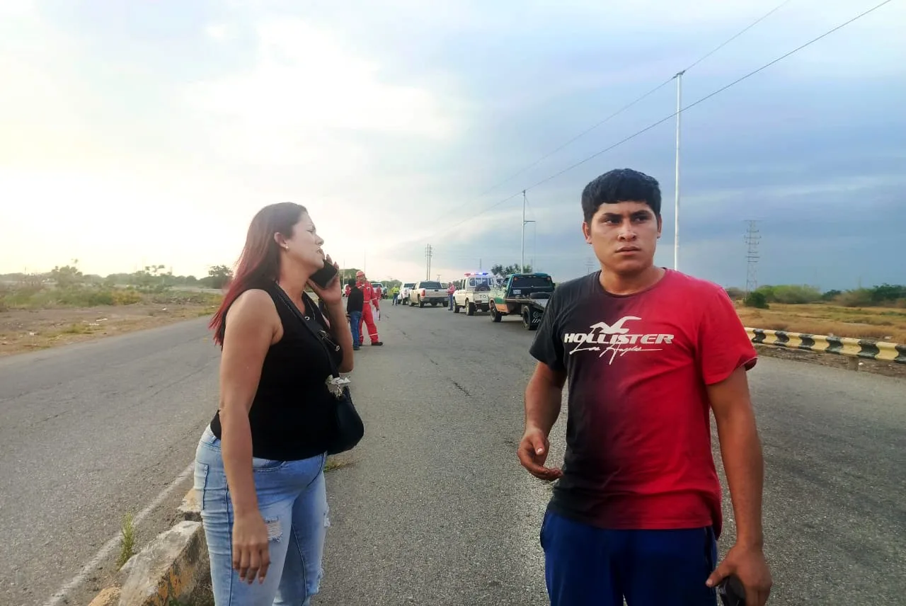 Mujer pierde el control de su auto y choca contra una camioneta