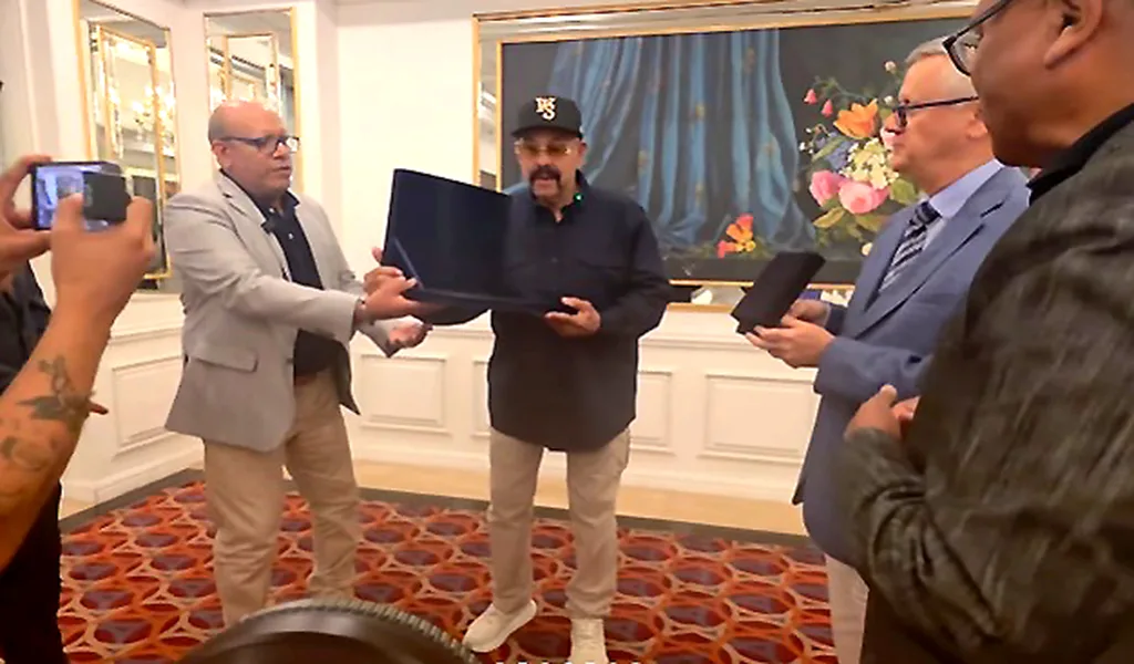 Oscar D'León recibe premio "Chabuca Granda"