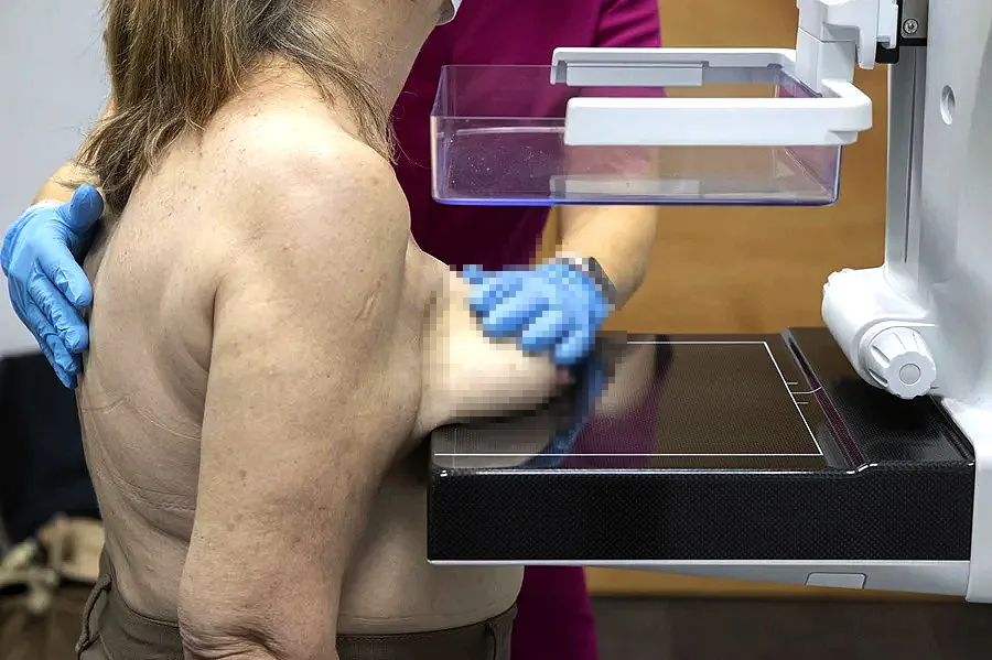 Riesgo de cáncer de mama aumenta tras la menopausia