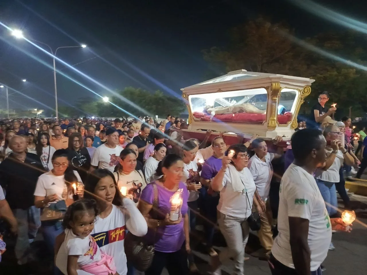 na multitud de feligreses se dio cita en las calles del municipio Valmore Rodríguez este Viernes Santo para acompañar la tradicional procesión del Santo Sepulcro.