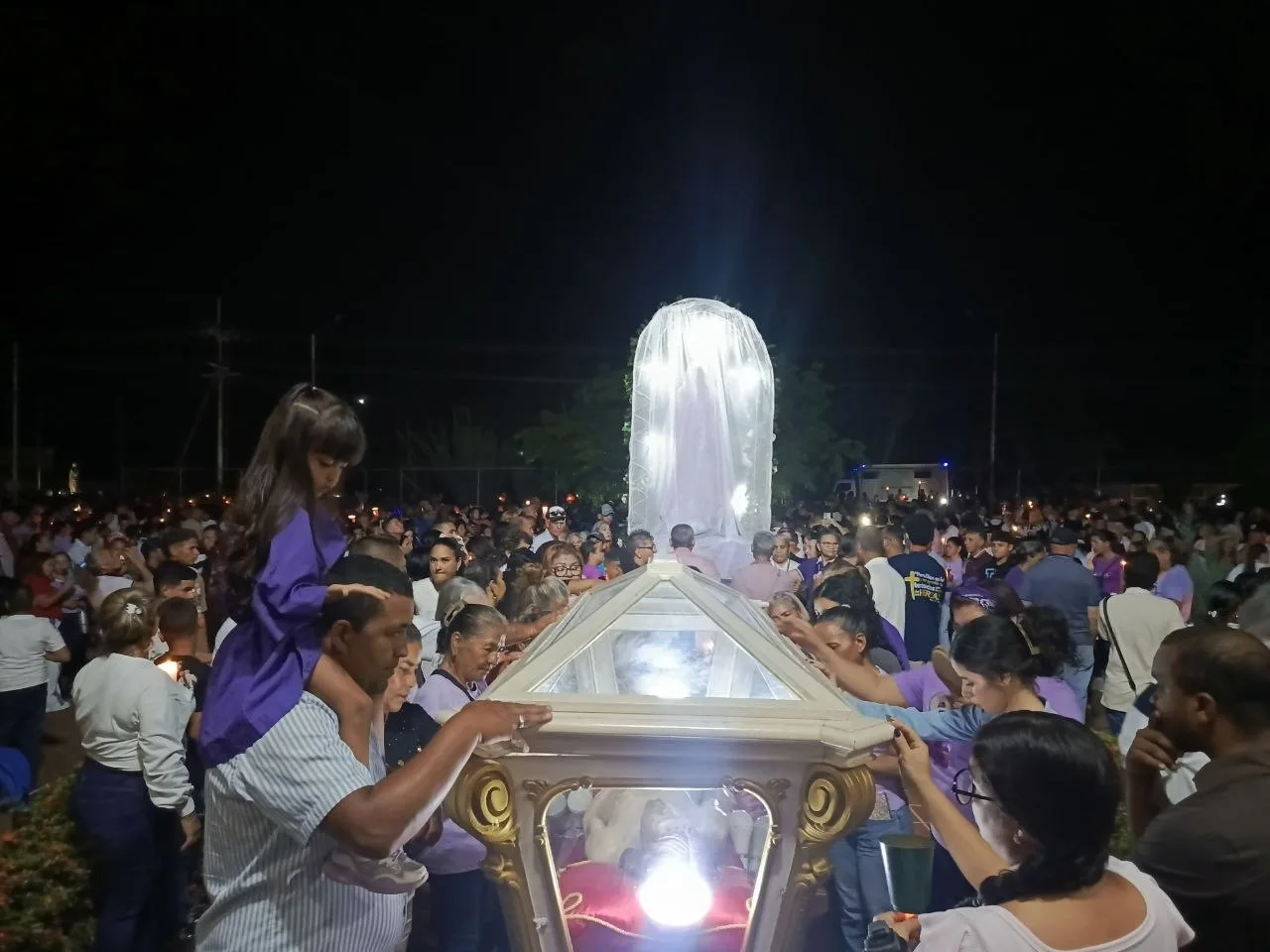 na multitud de feligreses se dio cita en las calles del municipio Valmore Rodríguez este Viernes Santo para acompañar la tradicional procesión del Santo Sepulcro.