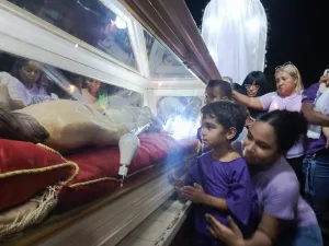 na multitud de feligreses se dio cita en las calles del municipio Valmore Rodríguez este Viernes Santo para acompañar la tradicional procesión del Santo Sepulcro.