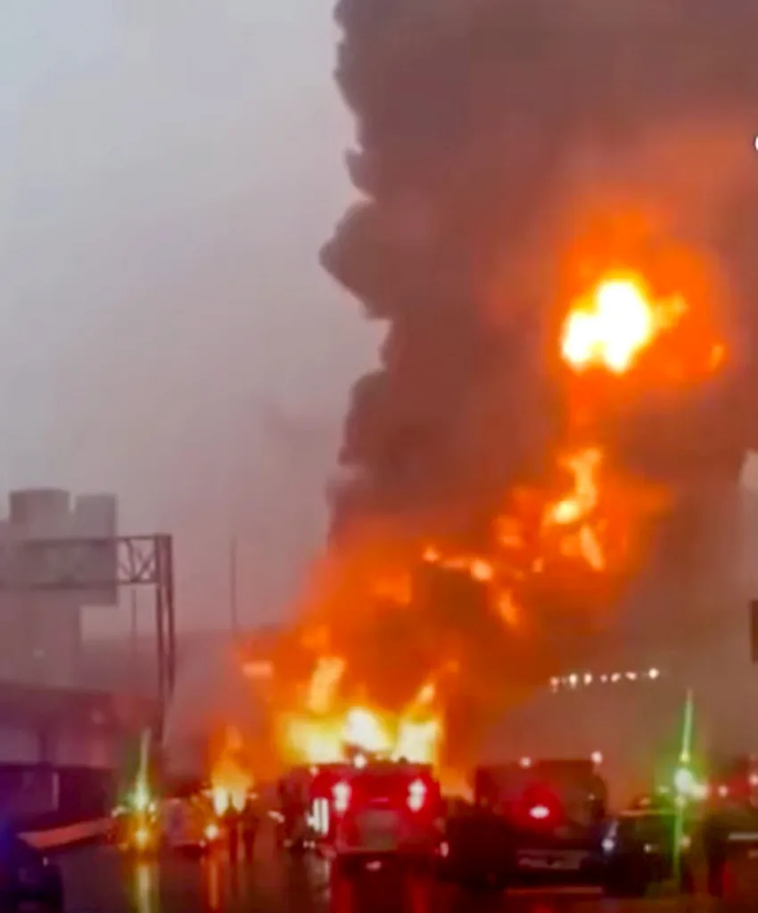 Un camión repleto de gasolina vuelca y explota en Michigan