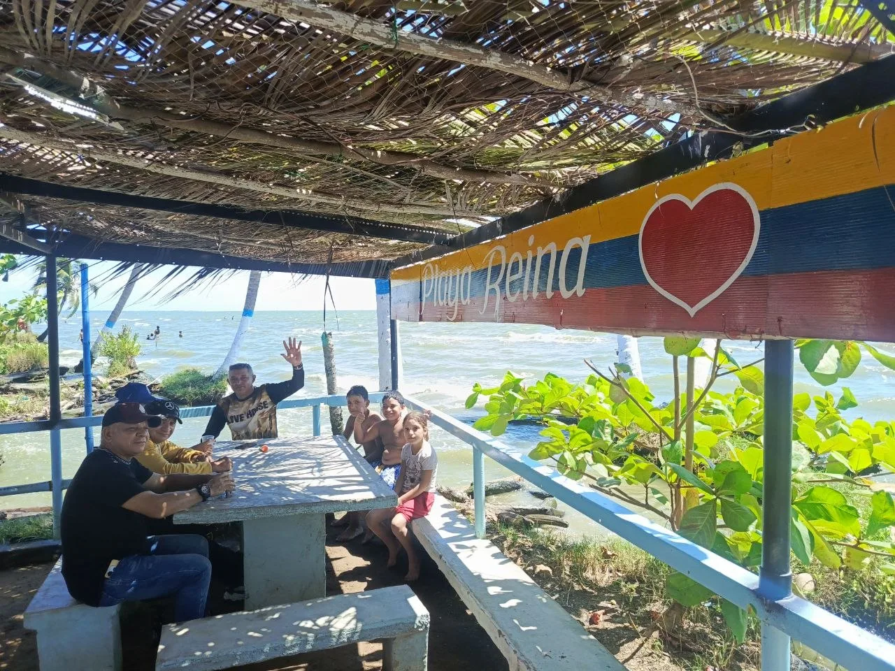 Los complejos turísticos de la zona, como Playa Reina y Playa Pelaya, abrieron sus puertas ofreciendo una experiencia completa que combina el entorno natural con instalaciones seguras.