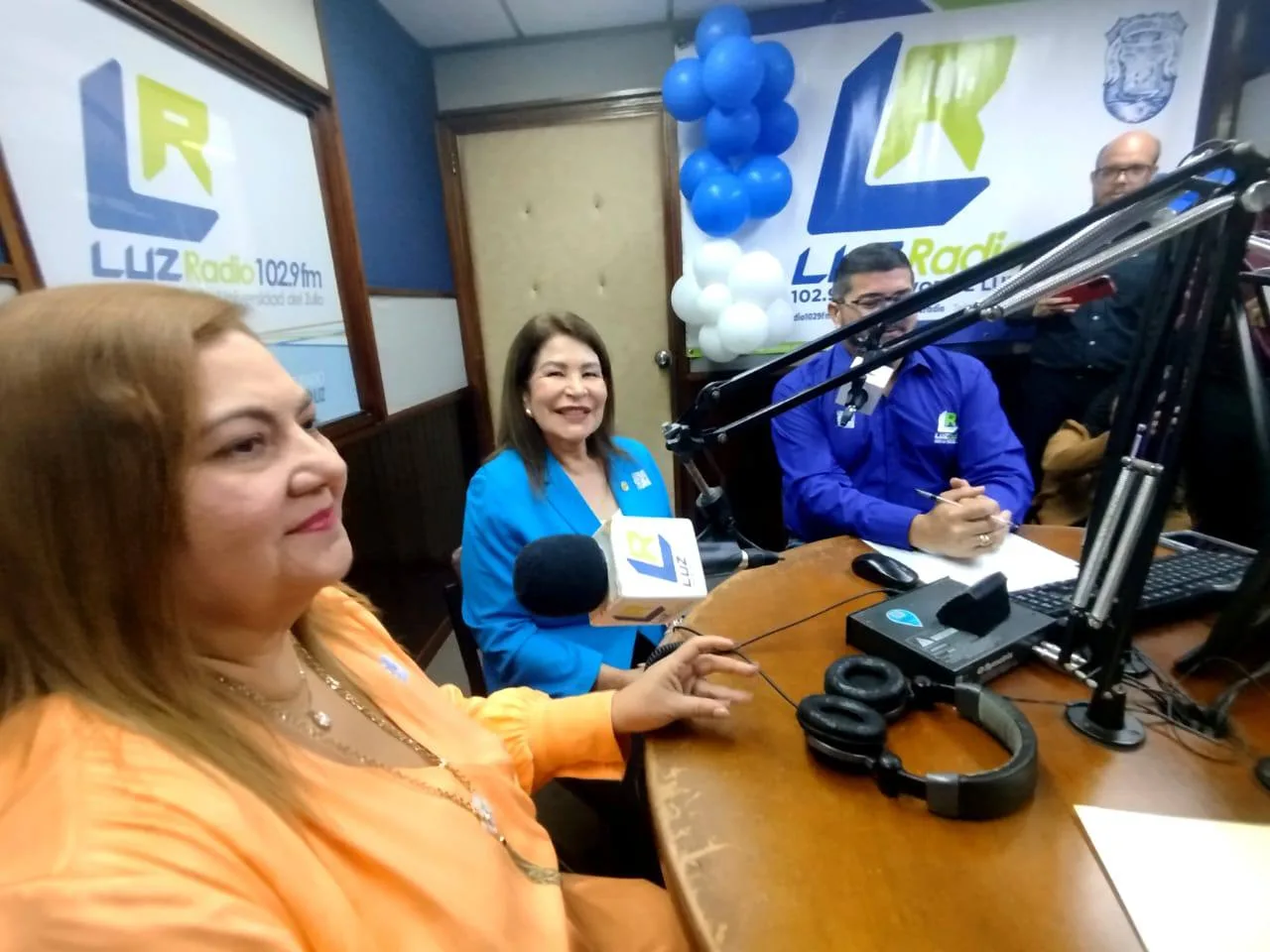 LUZ Radio 102.9 FM, la primera emisora de una institución de educación superior en el país, arriba a su 35.º aniversario, consolidándose como el puente principal entre la Universidad del Zulia (LUZ) y la colectividad zuliana.