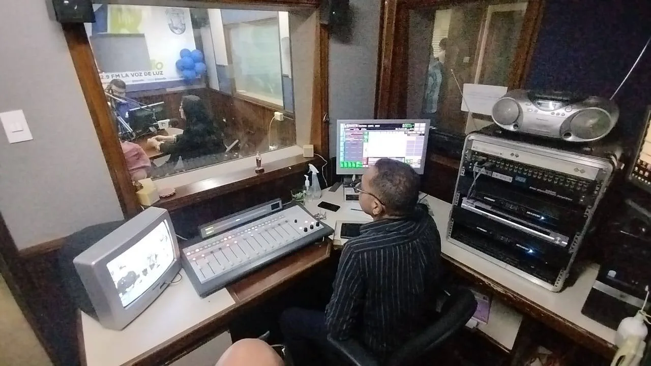 LUZ Radio 102.9 FM, la primera emisora de una institución de educación superior en el país, arriba a su 35.º aniversario, consolidándose como el puente principal entre la Universidad del Zulia (LUZ) y la colectividad zuliana.